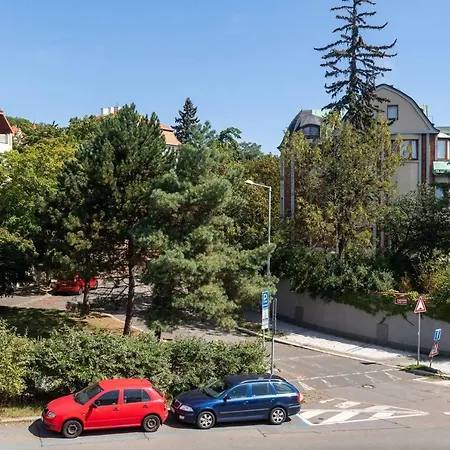 - Close To Center Prag